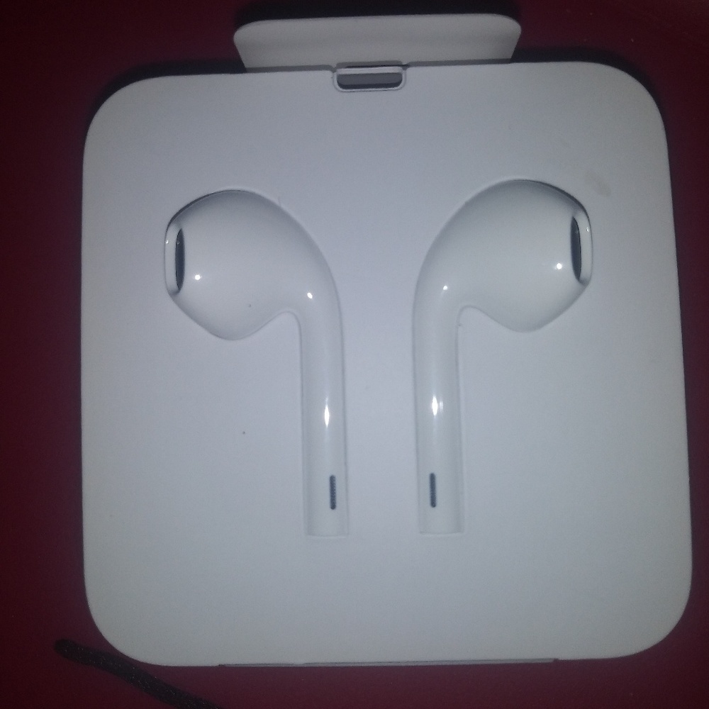 *wired* Apple earpods with lightning connector